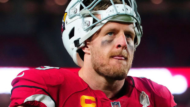 JJ Watt con el uniforme de Cárdinals y el casco levantado